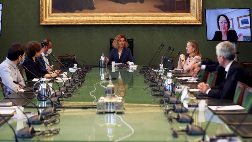 La presidenta del Congreso de los Diputados, Meritxell Batet (c), preside una reunión de la Mesa del Congreso.