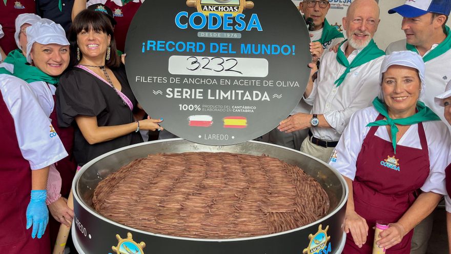 La lata de conservas más grande del mundo, con 3.232 anchoas, es de Laredo (Cantabria)