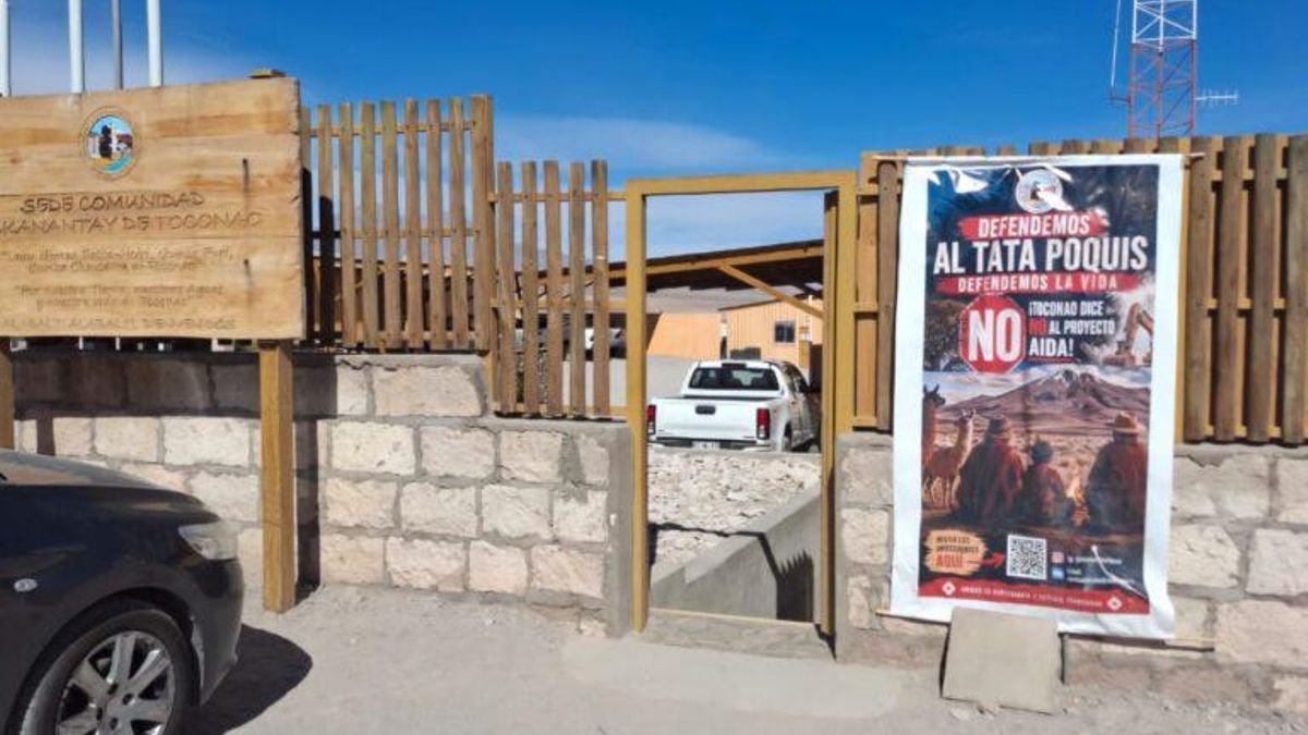 Cartel expuesto en la localidad Lickanantay de Toconao. Foto: cortesía Leticia González