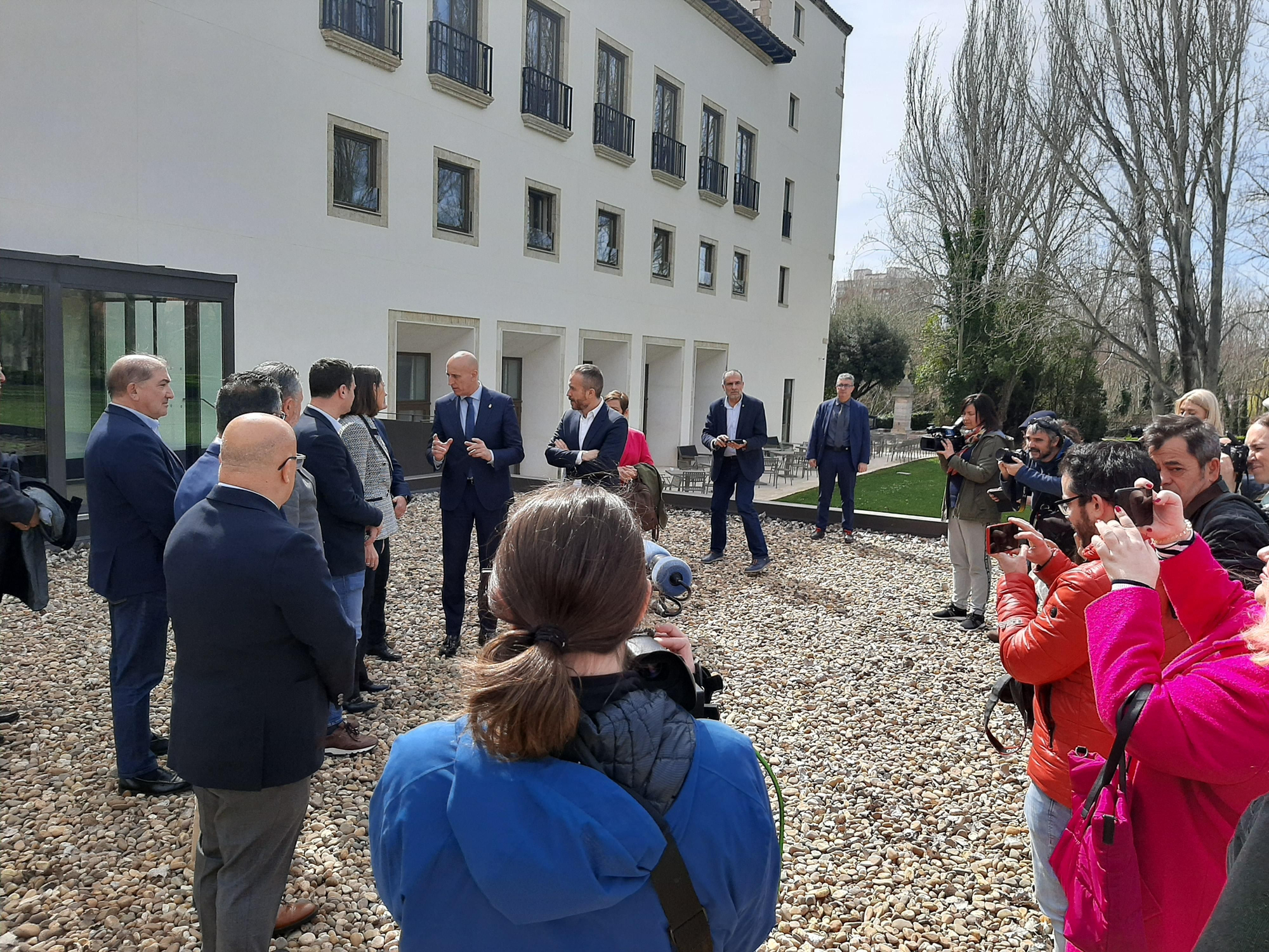 La ministra Reyes Maroto prometió la segunda fase del Parador de San Marcos en una visita en 2023.