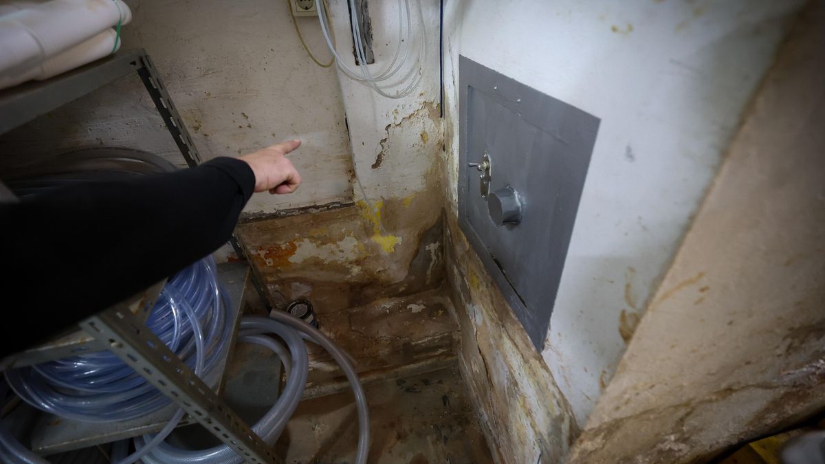 Un afectado señala los desperfectos provocados por la humedad tras las inundaciones