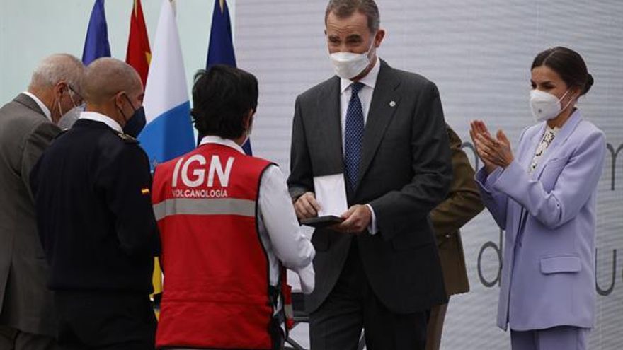 Los reyes de España, Felipe  y Letizia, entregan las Medallas al Mérito de la Protección Civil del Ministerio del Interior a representantes de servicios públicos esenciales. (EFE/ Juan Carlos Hidalgo)