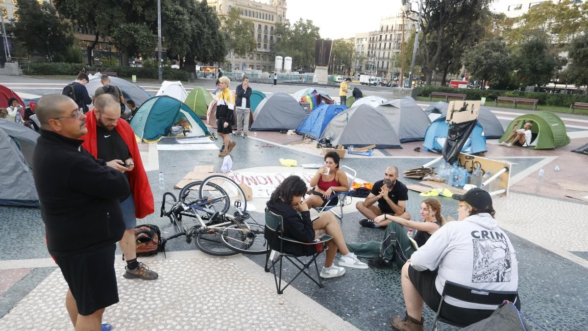 Varias personas en la acampada en la Plaça Catalunya de Barcelona.