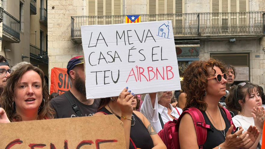 Uno de los carteles en la manifestación por la vivienda en Girona