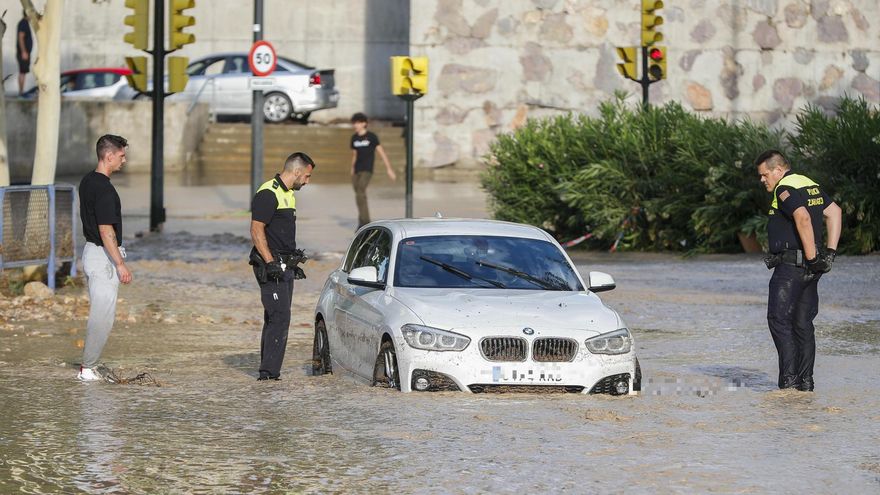 Una fuerte tormenta en Zaragoza obliga a actuar a buceadores para rescatar a los atrapados en coches