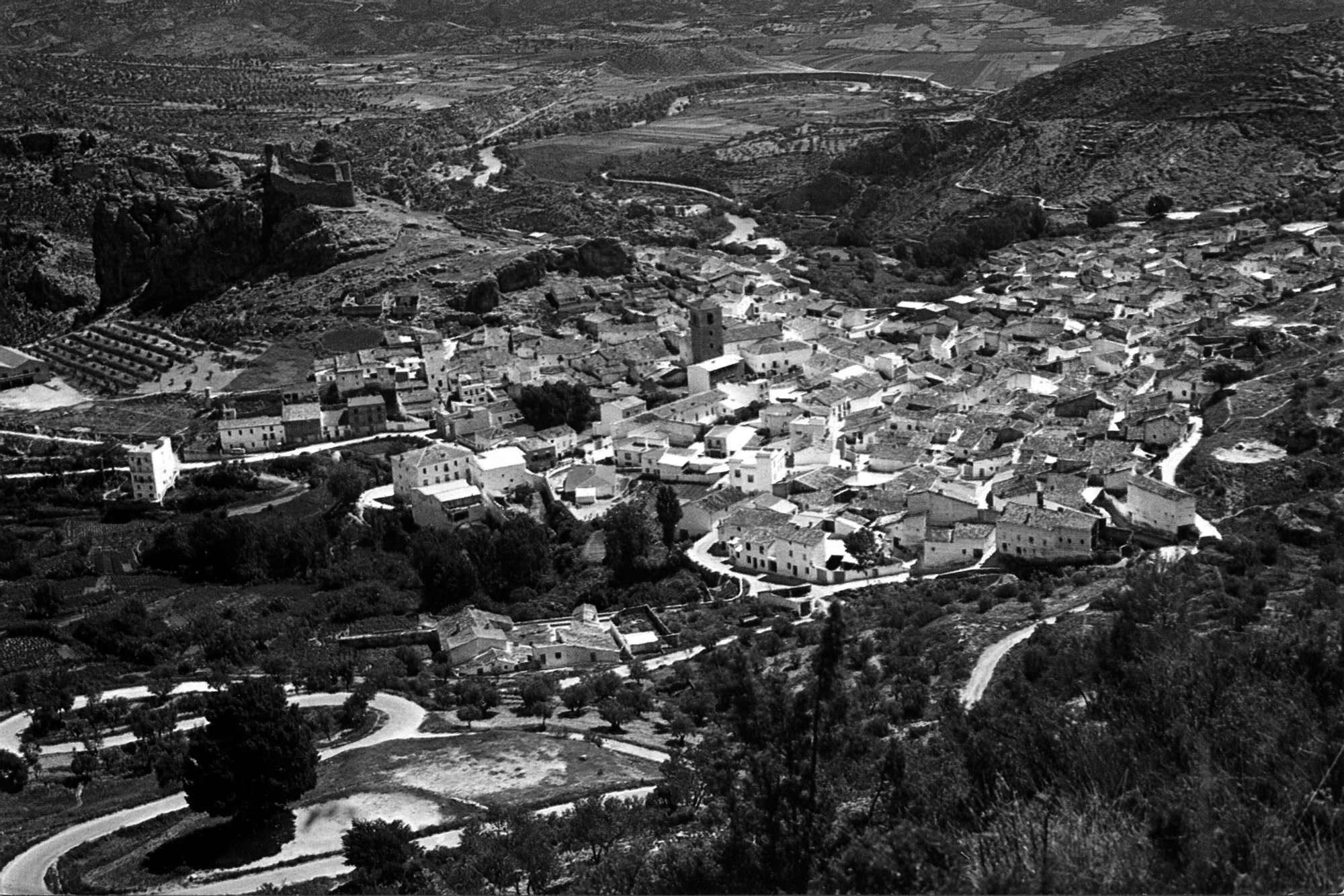Vista aérea de Enguídanos (Cuenca). 1963.Fondo Los Legados de la Tierra. Archivo de la Imagen de Castilla-La Mancha.