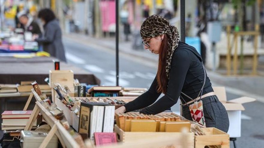 Sant Jordi visto por los libreros: "Sale a cuenta por la magia del día, pero no es la gallina de los huevos de oro"
