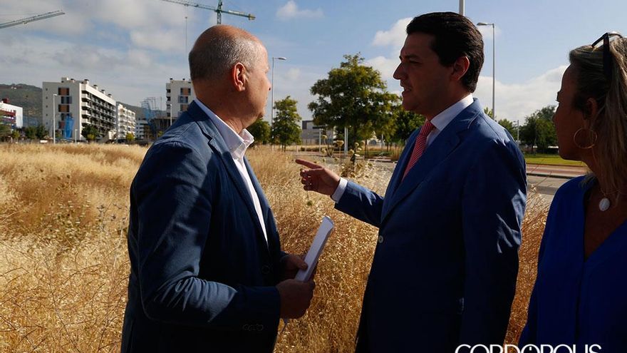 El consejero de Educación y Deportes de la Junta, Javier Imbroda, junto al alcalde, José María Bellido en los terrenos donde se construyó el Casiana Muñoz