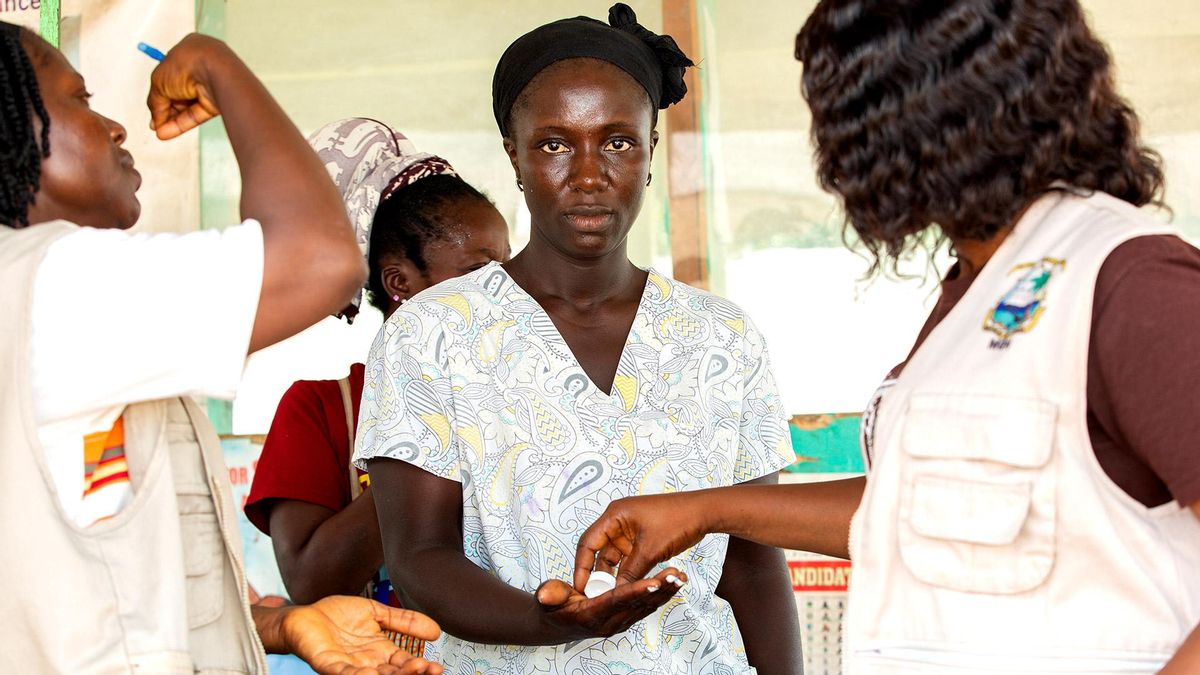 Una mujer recogiendo su medicina