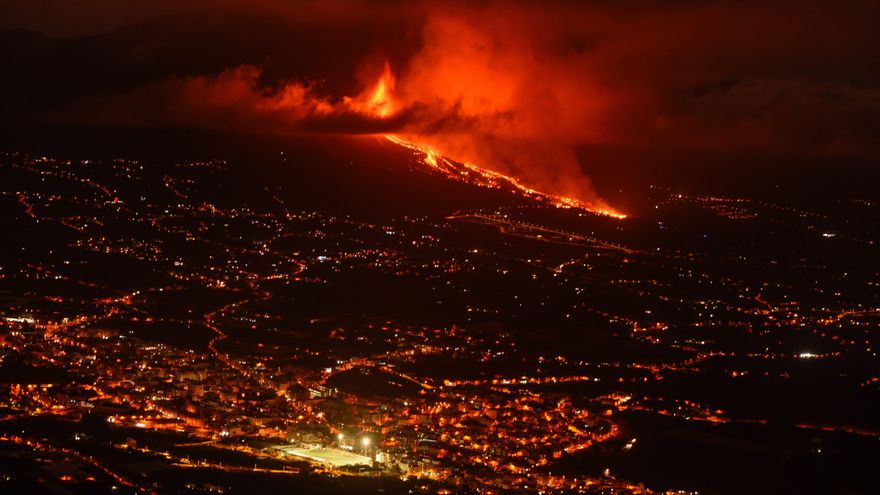 Una erupción volcánica ha comenzado esta tarde de domingo en los alrededores de Las Manchas, en El Paso (La Palma), después de que el complejo de la Cumbre Vieja acumulara miles de terremotos en la última semana, conforme el magma iba presionando el subsuelo en su ascenso. En la imagen, vista de la colada de lava y del valle de Aridane desde el mirador de El Time, en el municipio de Tijarafe, en La Palma. EFE/Miguel Calero
