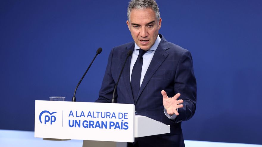 El coordinador General del PP, Elías Bendodo, durante una rueda de prensa posterior al Comité de Dirección del PP.