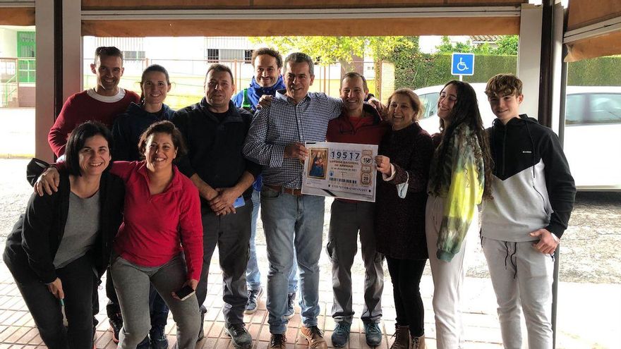 Una peña ciclista reparte tres millones de euros del tercer premio en Fernán Núñez y Baena