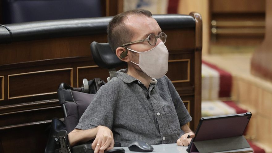 El portavoz de Unidas Podemos en el Congreso, Pablo Echenique, durante una sesión plenaria en el Congreso de los Diputados, a 28 de septiembre de 2021, en Madrid, (España).