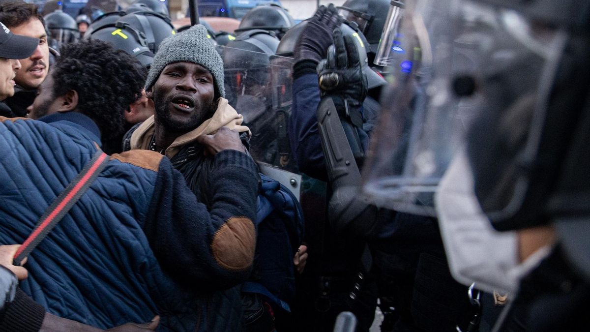 Varias personas, desalojadas por los Mossos en Badalona