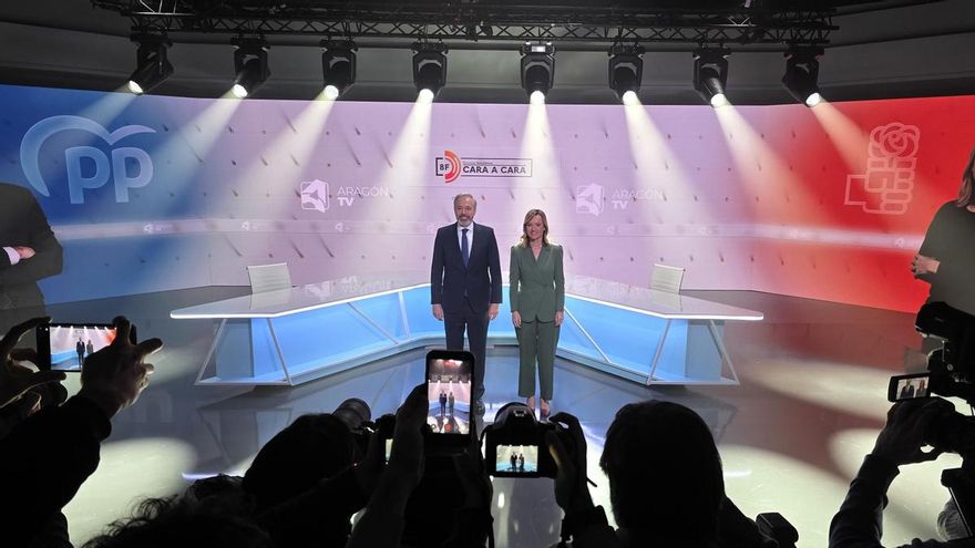 Jorge Azcón y Pilar Alegría antes de arrancar el debate.