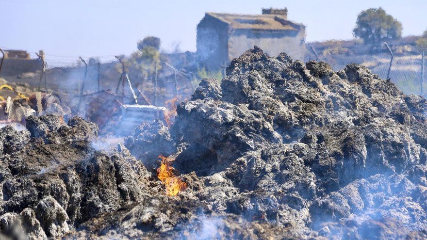 Pacas de paja quemadas en el incendio forestal de Fermoselle (Zamora), este jueves.
