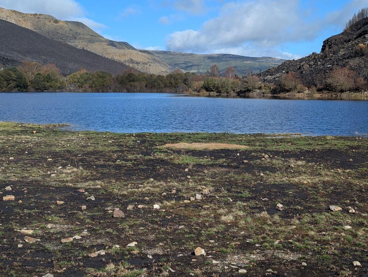 El Lago de la Baña tres meses después de ser arrasado por el fuego