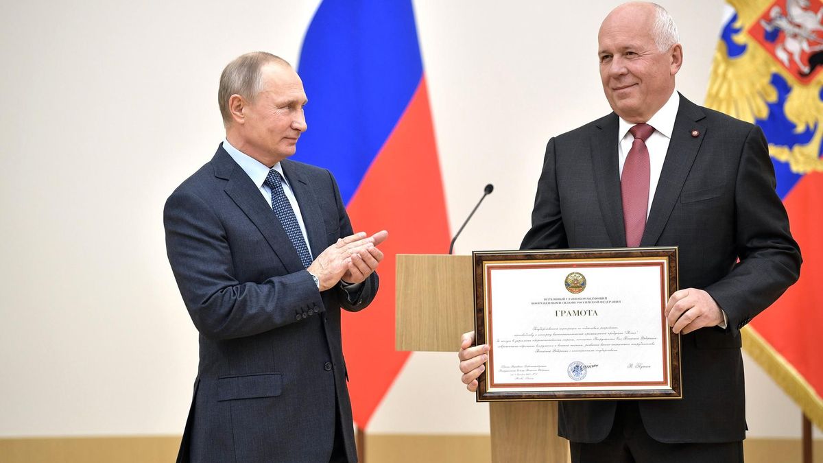 Vladímir Putin entrega un reconocimiento a su amigo Sergei Chemezov en el décimo aniversario de Rostec en 2017