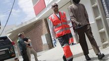 Rescatan a 8 inmigrantes en una lancha de juguete en el Estrecho