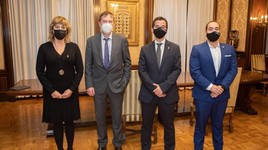 De izquierda a derecha: la consejera Ana Ollo, Slawomir Tokarski, el consejero Mikel Irujo, y Sergio Pére