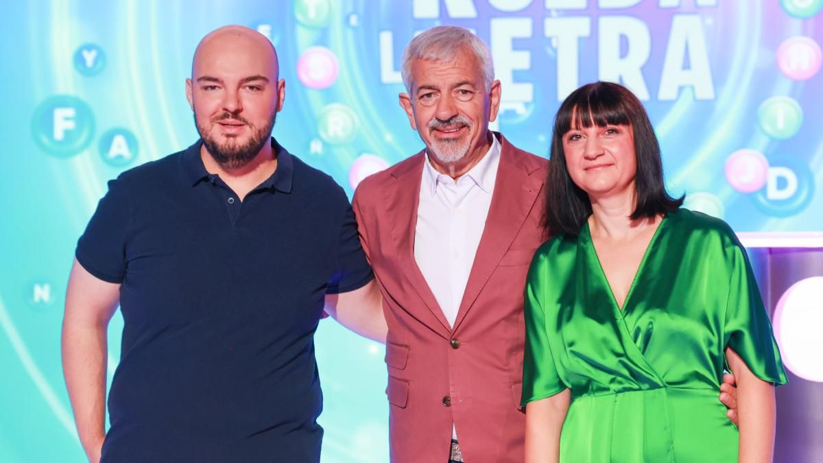 Fran González, Carlos Sobera y Lilit Manukyan en el plató de 'Rueda la letra'