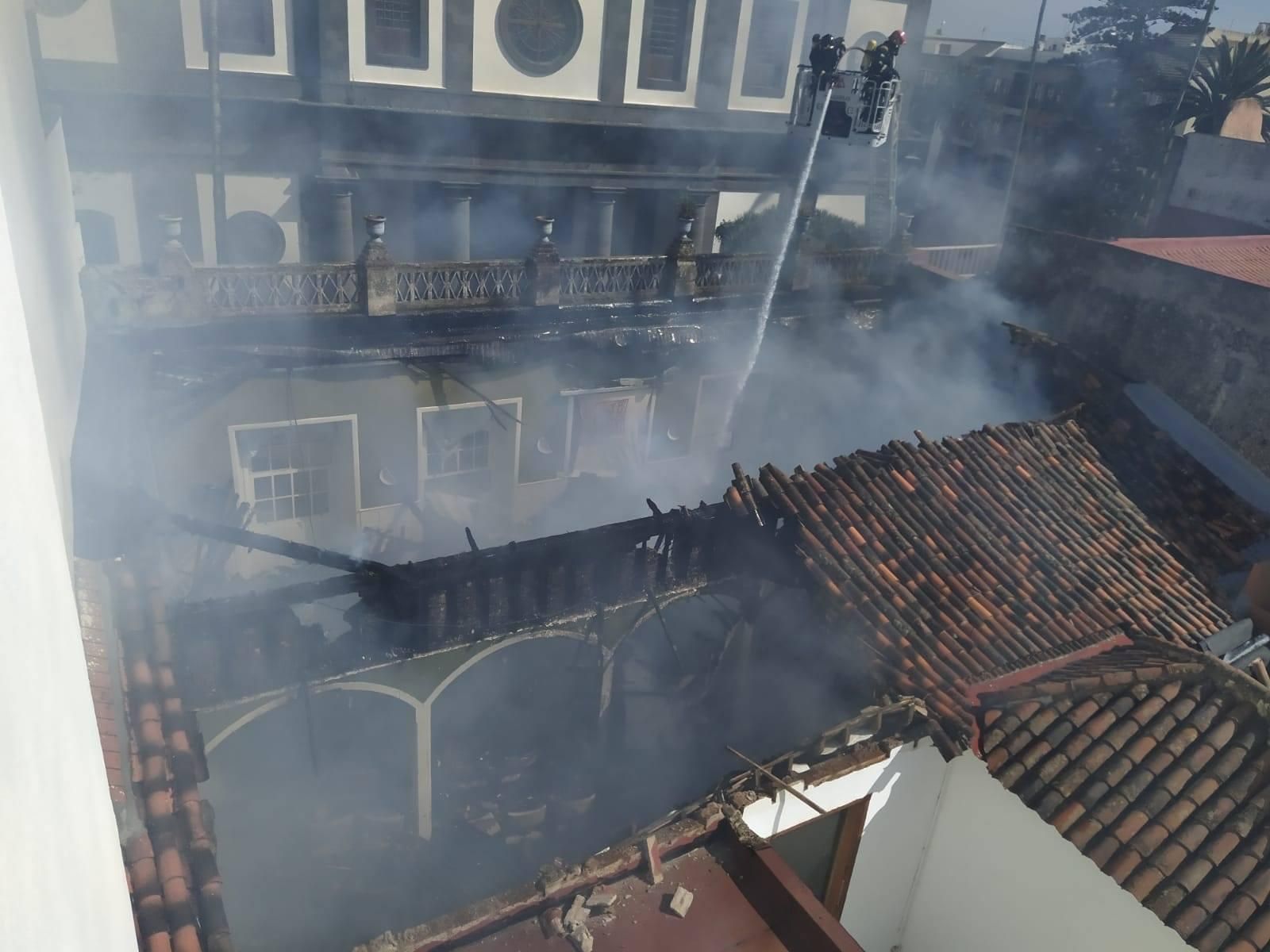 El incendio en el Ateneo de La Laguna hace ceder el techo.