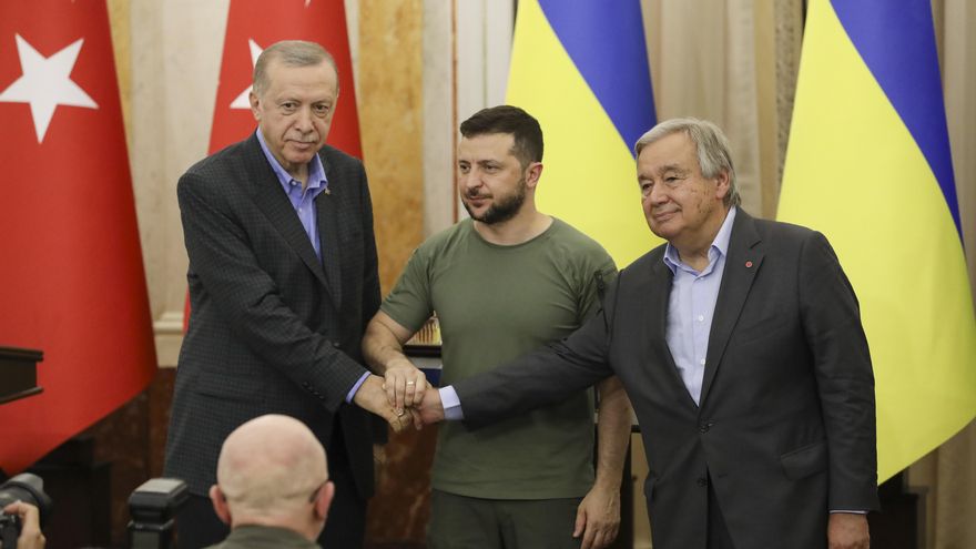 El presidente turco Recep Tayyip Erdogan (izq.), el presidente ucraniano Volodymyr Zelensky (c.) y el secretario general de la ONU Antonio Guterres (der.) asisten a una conferencia de prensa conjunta en Lviv, Ucrania, el 18 de julio de 2022. El presidente turco Erdogan y el secretario general de la ONU Guterres llegaron a Ucrania para reunirse con el presidente Zelensky para hablar sobre la mejora de la iniciativa de granos y la situación en torno a la central nuclear de Zaporizhzhia.EFE/EPA/MYKOLA TYS