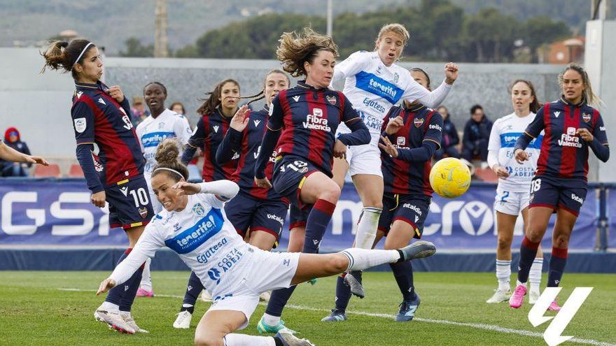 El Costa Adeje planta cara al Levante pero cae por la mínima