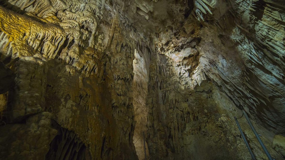 Esta cueva del pueblo cordobés de Zuheros se descubrió en plena Guerra Civil y ofrece una vista al arte de la prehistoria