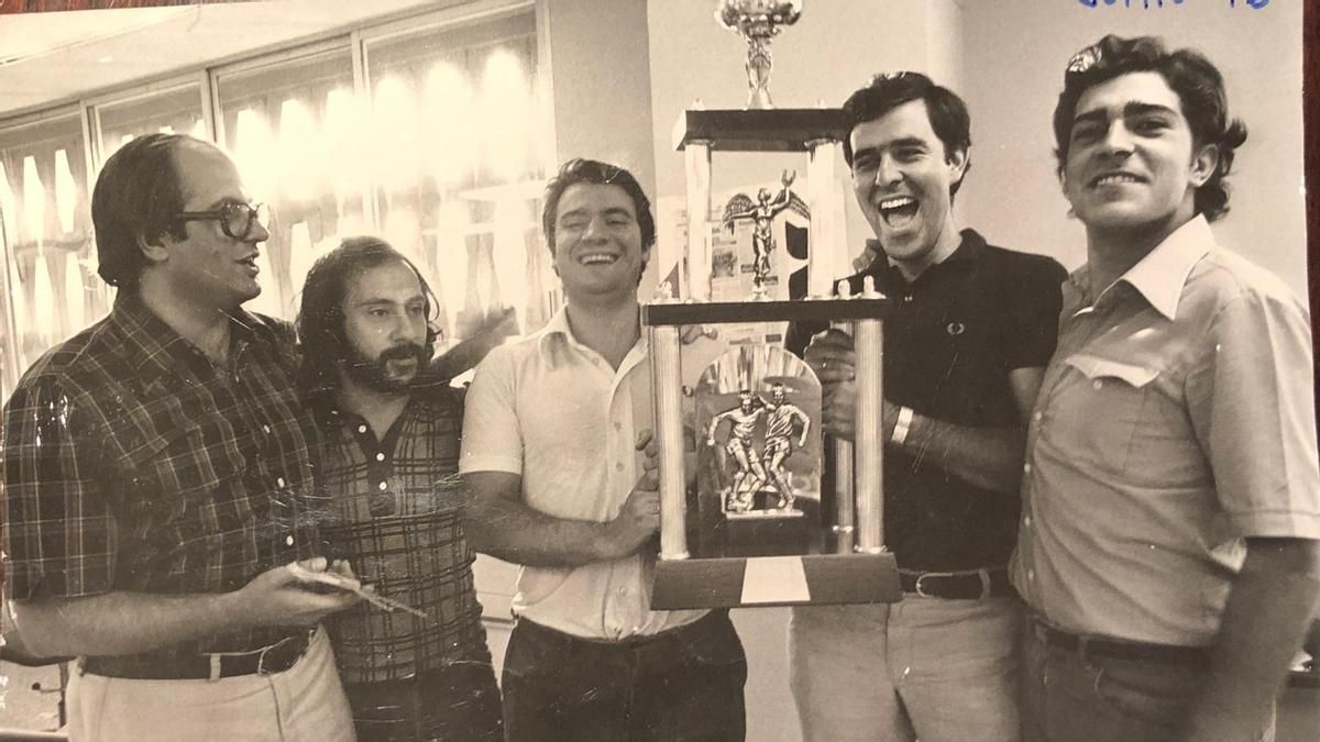 Nacho Alonso (primero por la derecha) junto a sus compañeros de la sección de Deportes de 'El País': de izquierda a derecha, Julián García Candau, Alfredo Relaño, Juan Mora y Juan José Fernández. 