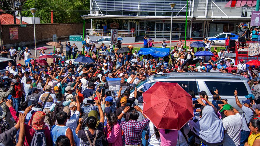 Maestros disidentes protestan ante López Obrador antes de la cumbre migratoria