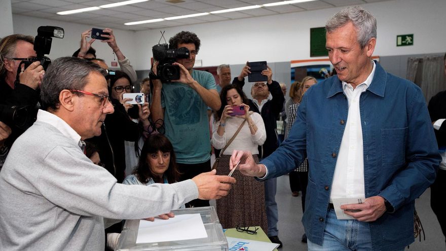 El Presidente de la Xunta de Galicia, Alfonso Rueda, ejerce su derecho al voto este domingo en el colegio electoral instalado en el Centro de Tecnificación deportiva de Pontevedra.