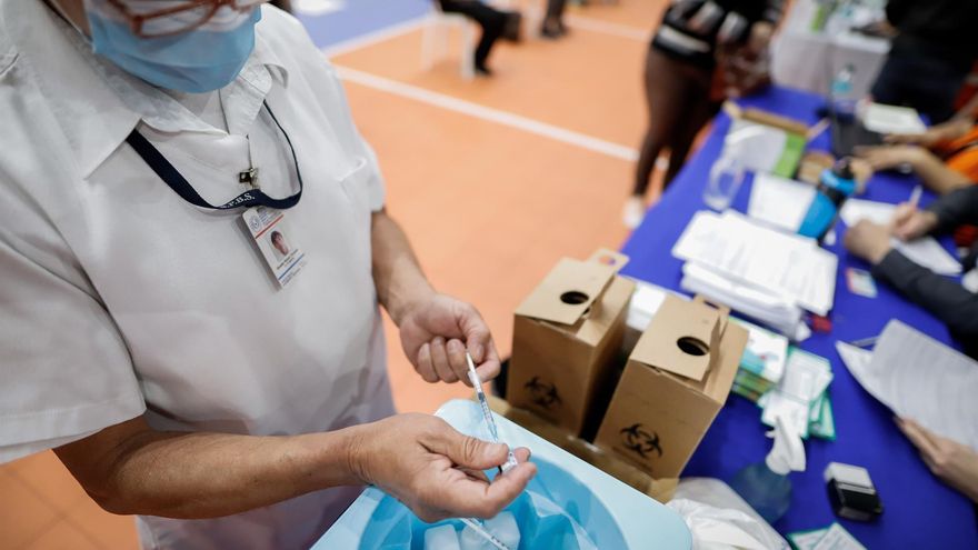 Personal médico alista una vacuna en la Secretaría Nacional de Deportes en Asunción (Paraguay), en fotografía de archivo