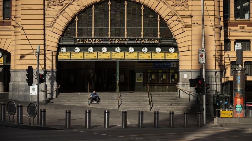 Un hombre lee el periódico en las escaleras de una tranquila estación de Flinders Street en Melbourne, Victoria, Australia, 11 de agosto de 2021. El bloqueo regional de Victoria ha terminado, pero la gente de Melbourne todavía está a días de saber cuándo terminará el suyo. EFE/EPA/DANIEL POCKETT