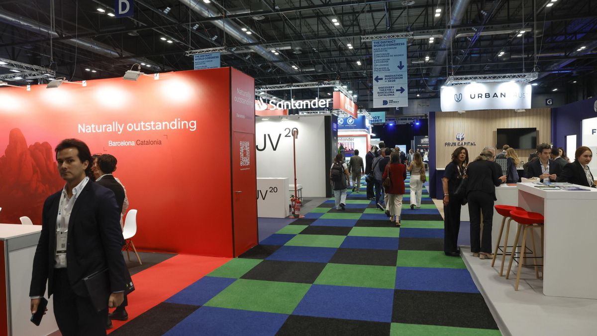 Vista de varios estands en la inauguración del salón inmobiliario The District, este martes en IFEMA. EFE/Zipi Aragón