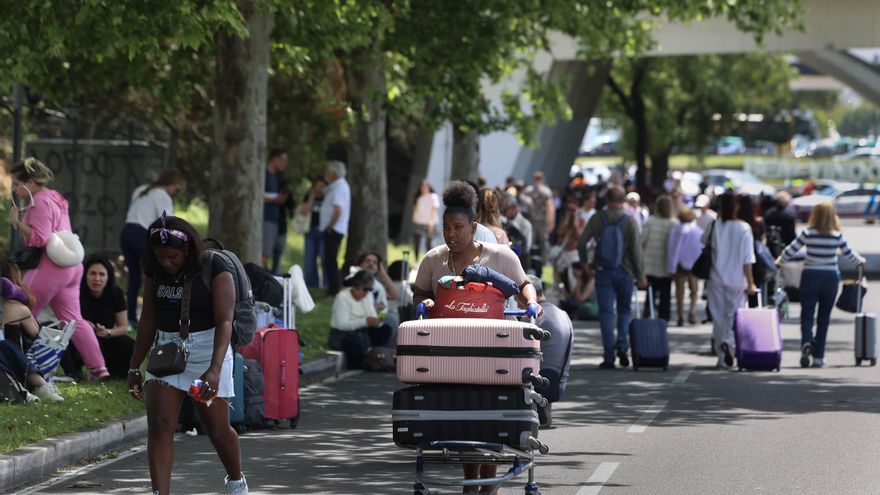 Los viajeros caminan hacia las salidas en el aeropuerto Humberto Delgado de Lisboa, ya que la zona está cerrada debido al apagón que afecta a España y Portugal, en Lisboa, Portugal, 28 de abril de 2025. El apagón afectó a grandes partes de España y se extendió a los países vecinos, Portugal y Francia, interrumpiendo los sistemas de transporte, las conexiones a internet y la vida cotidiana, según las autoridades. La causa exacta del apagón es desconocida. (Francia, España, Lisboa) EFE/EPA/TIAGO PETINGA