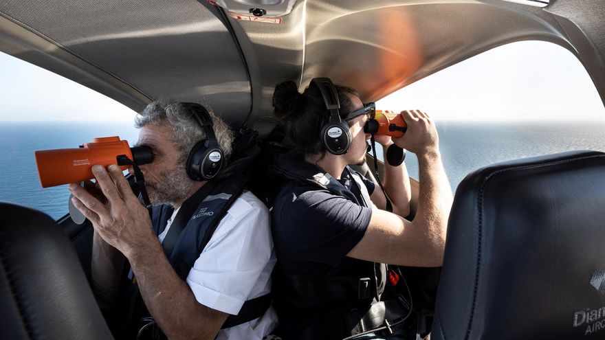 Imagen facilitada por Pilotes Volontaires del interior de la cabina del Colibri 2 durante un vuelo de búsqueda.