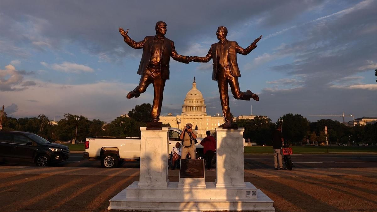 Un hombre fotografía la estatua de Donald Trump y Jeffrey Epstein que ha aparecido en el National Mall de Washington DC esta semana
