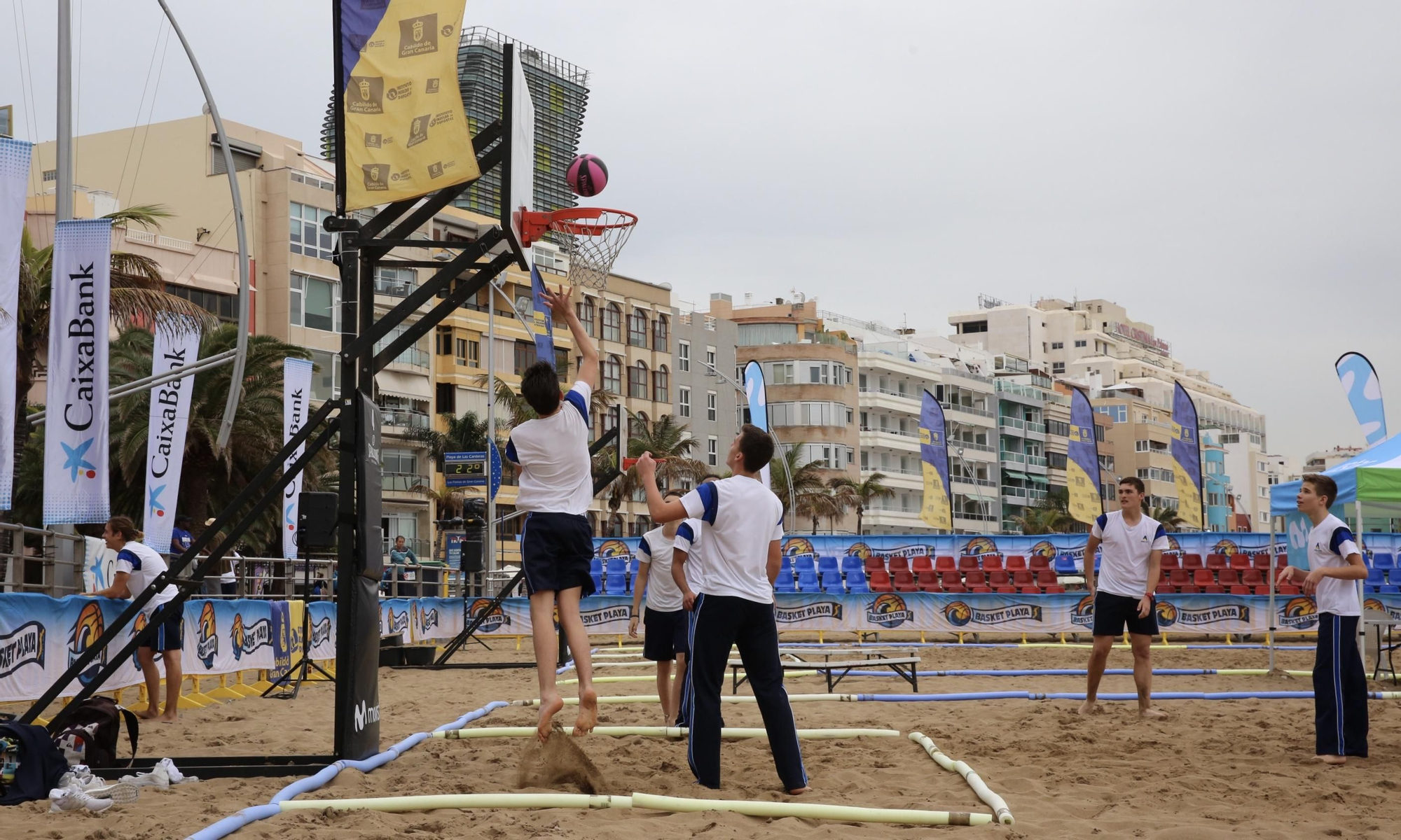 Basket playa en la zona de la Puntilla. (Alejandro Ramos).