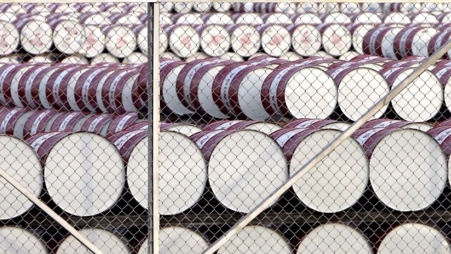 Imagen de archivo de barriles de petróleo almacenados en un depósito de petróleo. EFE/Bagus Indahono