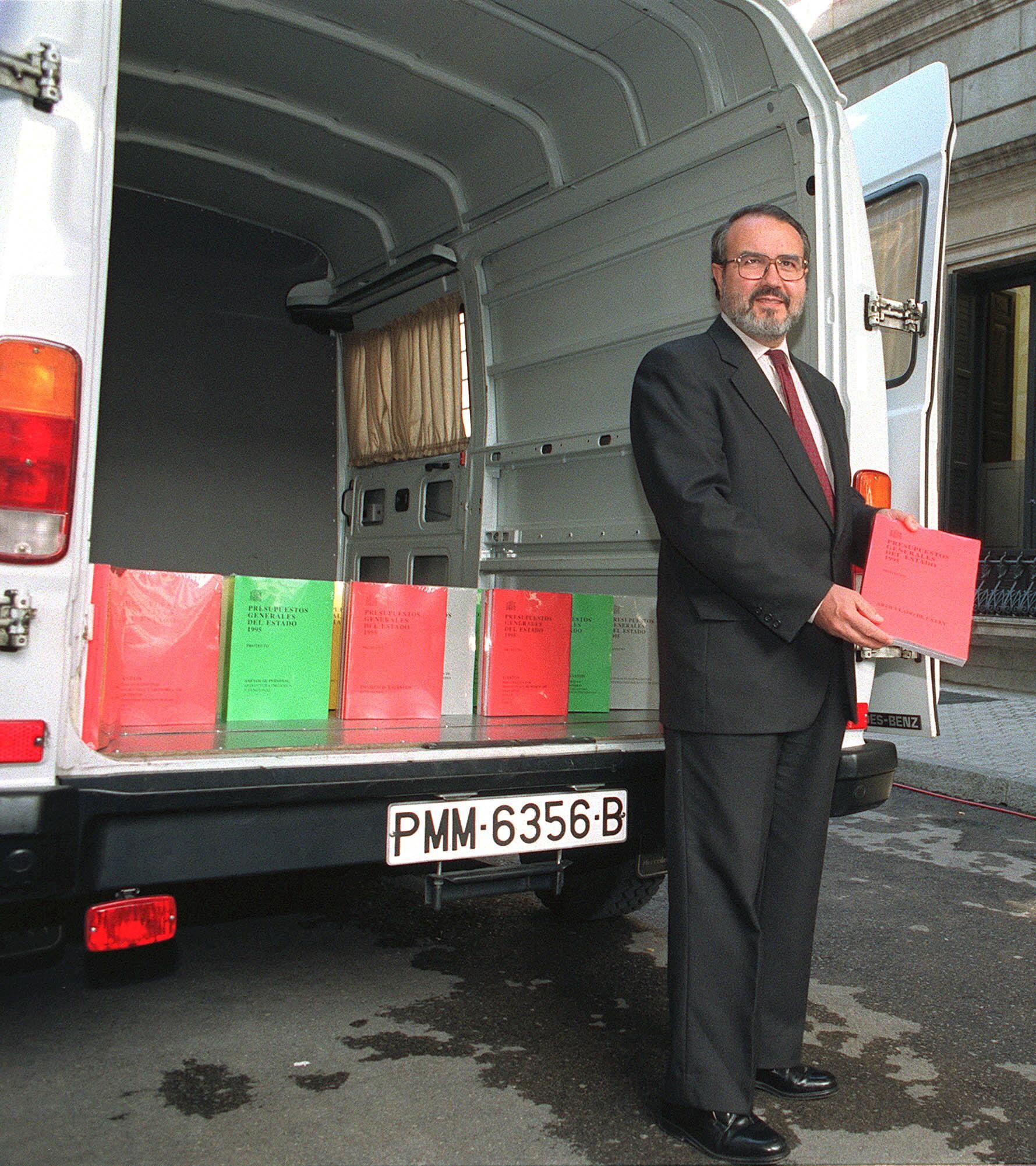 El ministro de Economía y Hacienda, Pedro Solbes, junto a la furgoneta que traladó la documentación del Proyecto de Ley de Presupuestos Generales del Estado para 1995