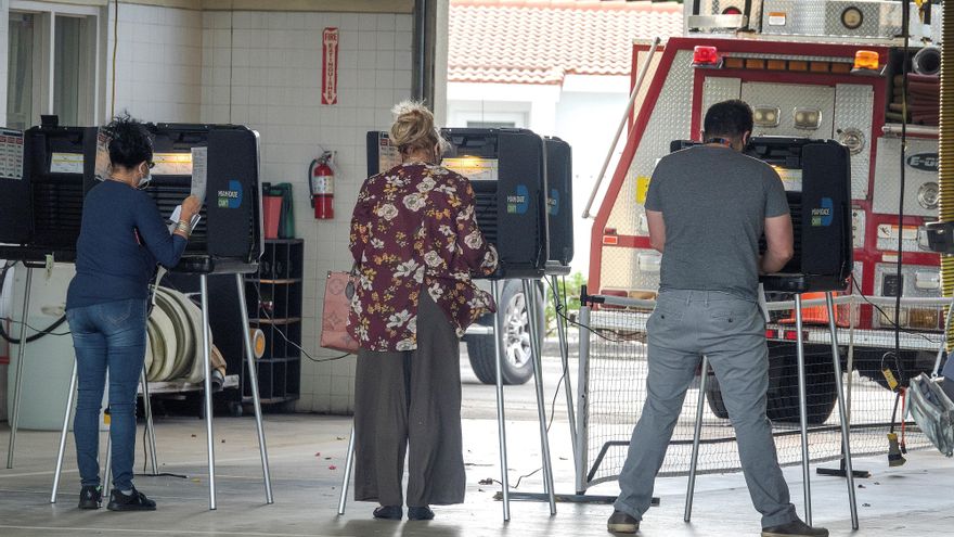 Personas votando en Hialeah, Florida, EE.UU., el 3 de noviembre de 2020. L