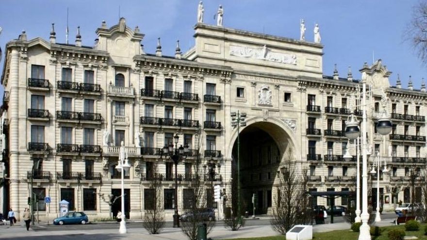 Imagen exterior de la sede del Banco Santander en el Paseo Pereda.