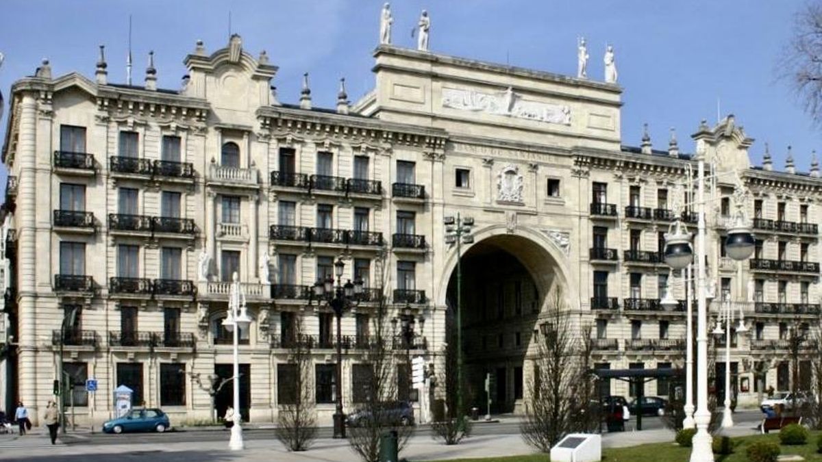 Imagen exterior de la sede del Banco Santander en el Paseo Pereda.