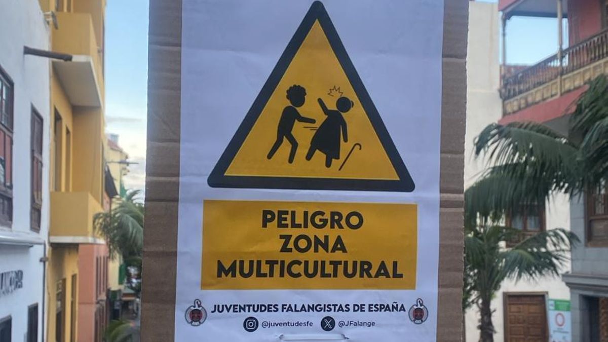 Un cartel racista de incitación al odio contra menores migrantes resiste 48 horas en Puerto de la Cruz delante de un centro de acogida