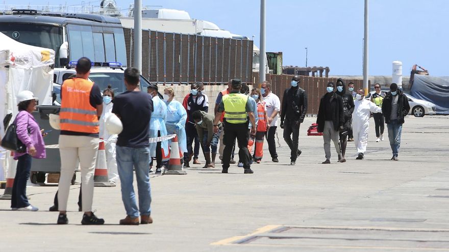 Un mercante rescata a 43 migrantes de una lancha neumática en un día que suma seis muertes más a la ruta canaria