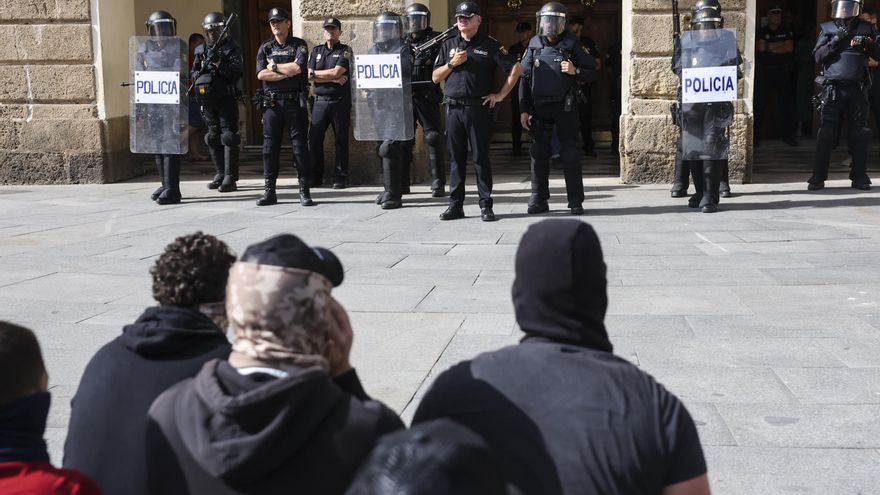 Huelguistas frente a policías en la segunda jornada de huelga.