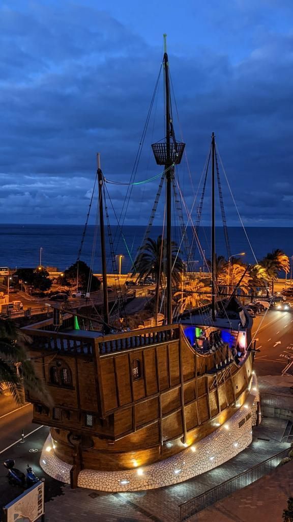 Barco de la Virgen en una imagen nocturna.