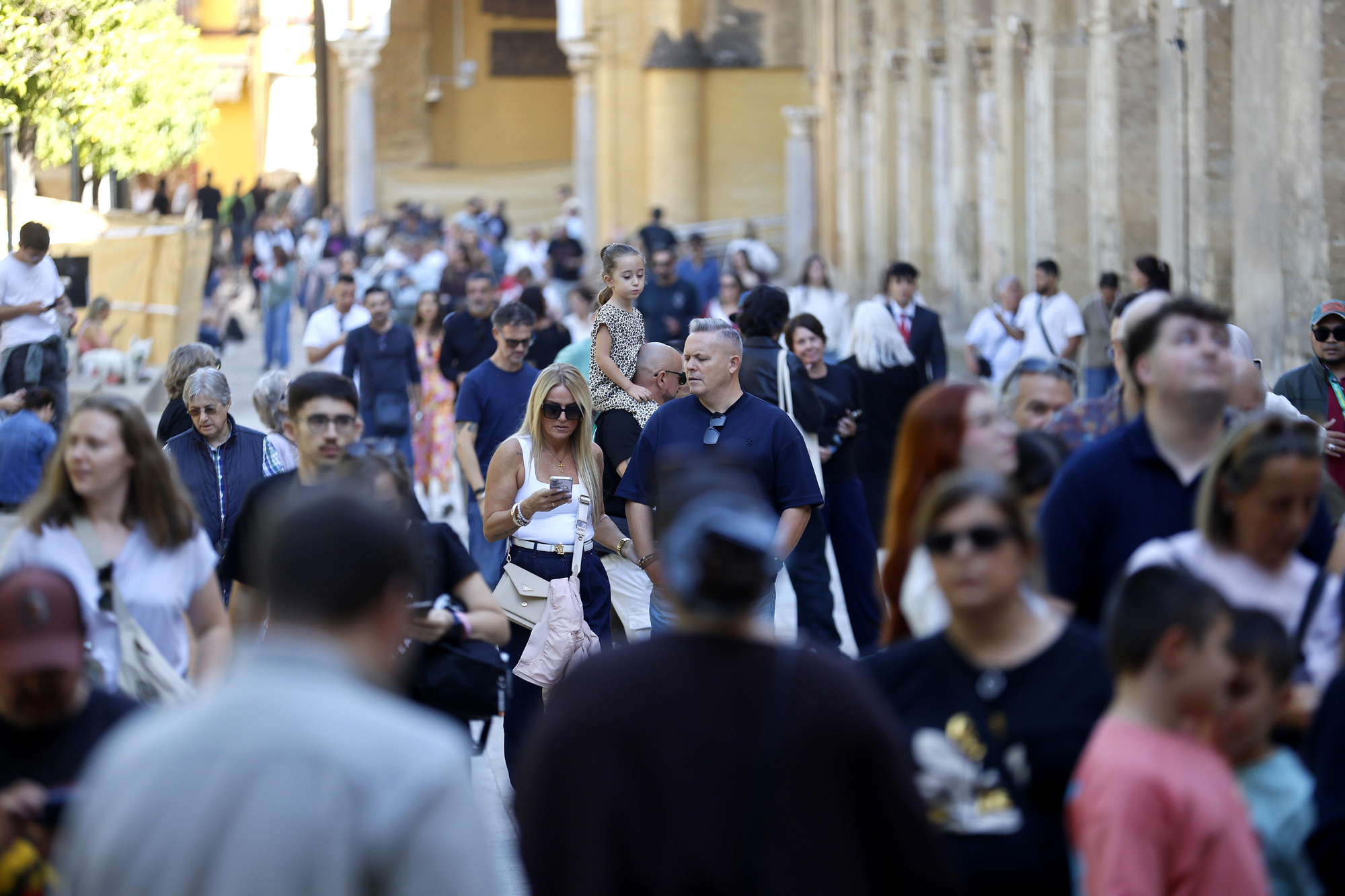 Turistas en el puente de los Santos en Córdoba sin trenes con Madrid