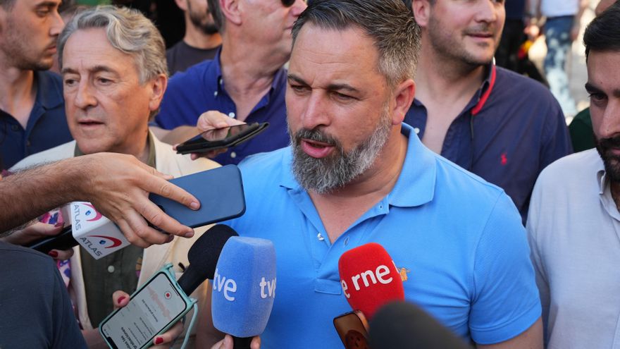 El líder de VOX, Santiago Abascal, atiende a los medios de comunicación antes del acto de campaña de VOX